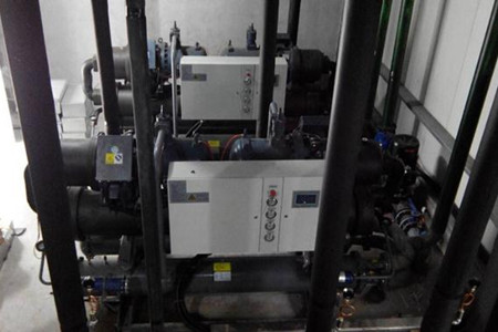 為什么水冷螺桿式冷水機組中會有污垢沉積？